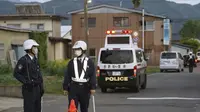 Polisi berjaga di jalan menuju gedung di Nagano, Jepang, tempat tersangka bersembunyi. Empat orang tewas dalam serangan penembakan dan penikaman tersebut. (AP)