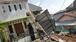 Kondisi rumah yang rusak akibat longsor di Perumahan Pesona Kalisari, Pasar Rebo, Jakarta, Selasa (27/11). Belum diketahui total kerugian atas kejadian yang tidak menimbulkan korban jiwa pada Senin (26/11) sore itu. (Liputan6.com/Herman Zakharia)