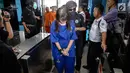 Tersangka dihadirkan dalam rilis penyelunduan narkotika dari Malaysia ke Indonesia di Gedung BNN, Jakarta, Selasa (12/9). Barang bukti sabu 10,39 Kg dan uang tunai sebanyak Rp. 1.650.000.000 diamankan. (Liputan6.com/Faizal Fanani)