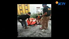 Menurut petugas keamanan apartemen, korban diketahui terjatuh dari lantai 12 dan terjatuh di teras lantai dua.
