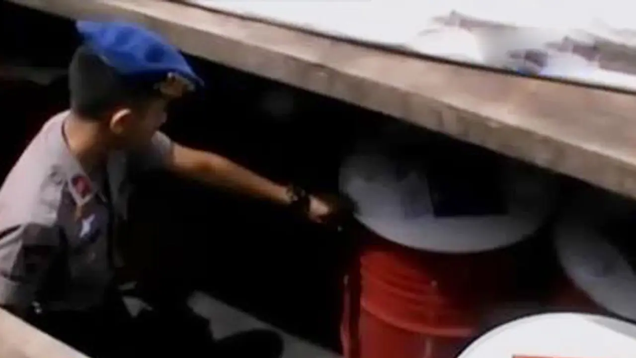 VIDEO: Polda Jambi Tahan Kapal Pengangkut Avtur Milik Susi Air