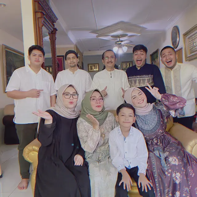 6 Potret Kedekatan Kesha Ratuliu dan Calon Ibu Mertua, Mantu Idaman