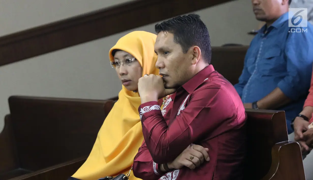 Bupati Bener Meriah, Ahmadi bersiap mengikuti sidang perdana kasus dugaan suap alokasi dan penggunaan anggaran Dana Otonomi Khusus Aceh di Pengadilan Tipikor, Jakarta, Kamis (27/9). Sidang mendengar pembacaan dakwaan. (Liputan6.com/Helmi Fithriansyah)