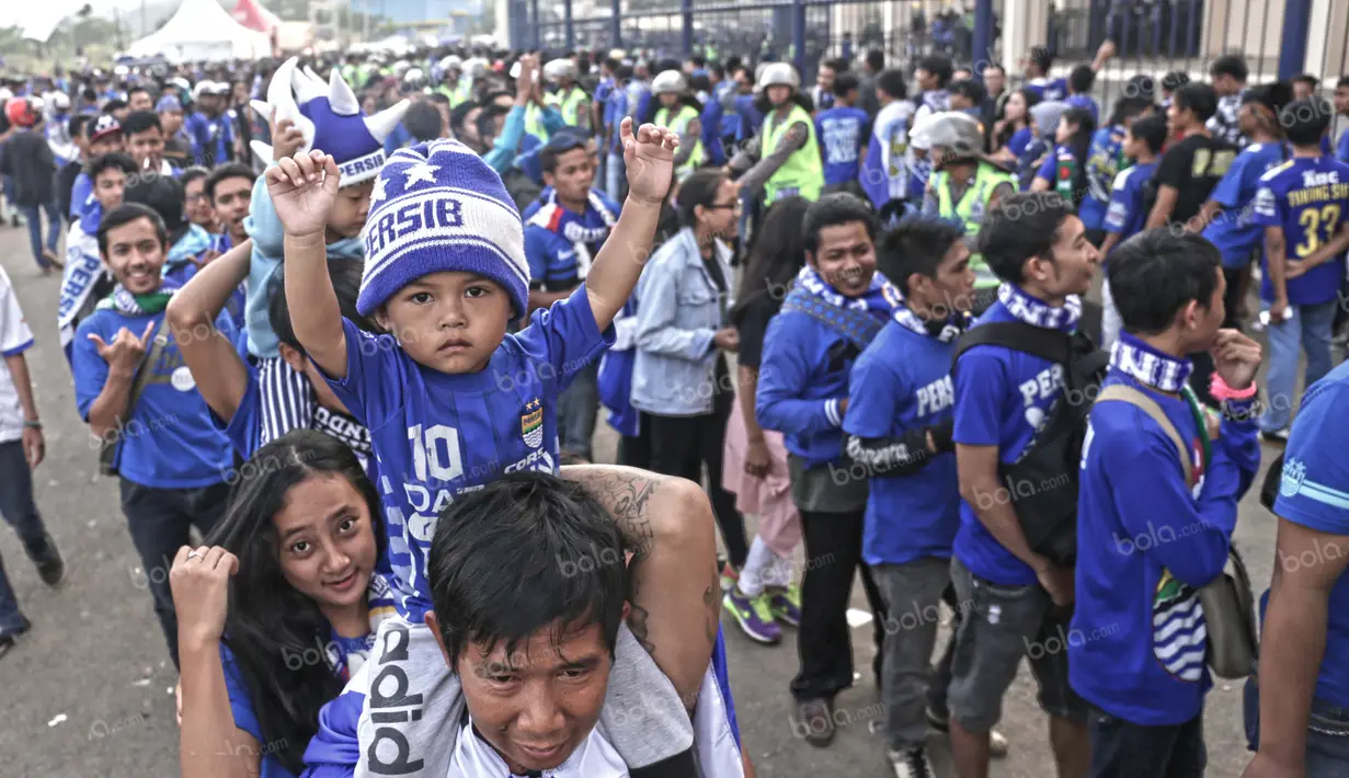 Fanatisme bobotoh terhadap Persib sudah dipupuk sejak usia dini. Jangan kaget melihat begitu banyaknya bocah menggunakan atribut Maung Bandung di Stadion Si Jalak Harupat, Soreang. (Bola.com/Nicklas Hanoatubun)
