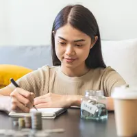 Ilustrasi perempuan mengelola keuangan/copyrighttshutterstock/Kmpzzz