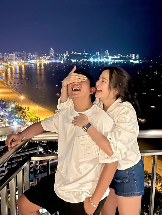 Terakhir, pose mesra Bella Bonita dan Denny Caknan kompak kenakan outfit putih. Bella Bonita mengenakan atasan lengan panjang putih polos dengan short denim pants, sedangkan Denny Caknan tampil kasual dengan kaus putih dari brand dan celana pendek berwarna hitam. Foto: Instagram.