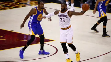 Pemain Cleveland Cavaliers, LeBron James (23) berusaha mengontrol bola dari kawalan pemain Golden State Warriors, Kevin Durant (35) saat bertanding pada gim keempat Final NBA 2017 di Quicken Loans Arena, Ohio (9/6). (Gregory Shamus/Getty Images/AFP)