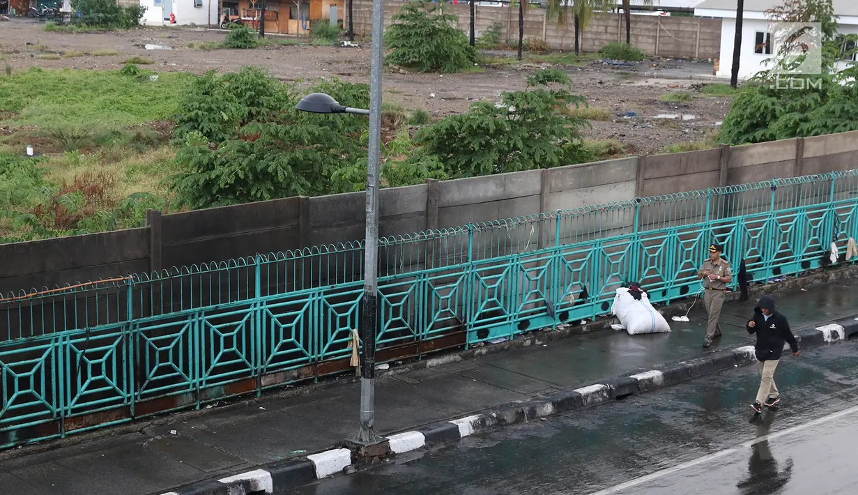 Personel Satpol PP berjaga di sekitar trotoar kawasan Senen, Jakarta, Kamis (22/11). Penjagaan itu menyebabkan trotoar di kawasan Senen bebas dari PKL yang biasa berjualan pakaian bekas. (Liputan6.com/Immanuel Antonius)