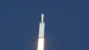 Roket Falcon Heavy meluncur dalam sebuah penerbangan uji coba di Kennedy Space Center di Florida (6/2). Roket dengan tinggi 70 meter itu dirancang untuk membawa muatan hampir 141.000 pon (64 metrik ton) ke orbit. (Red Huber / Orlando Sentinel via AP)