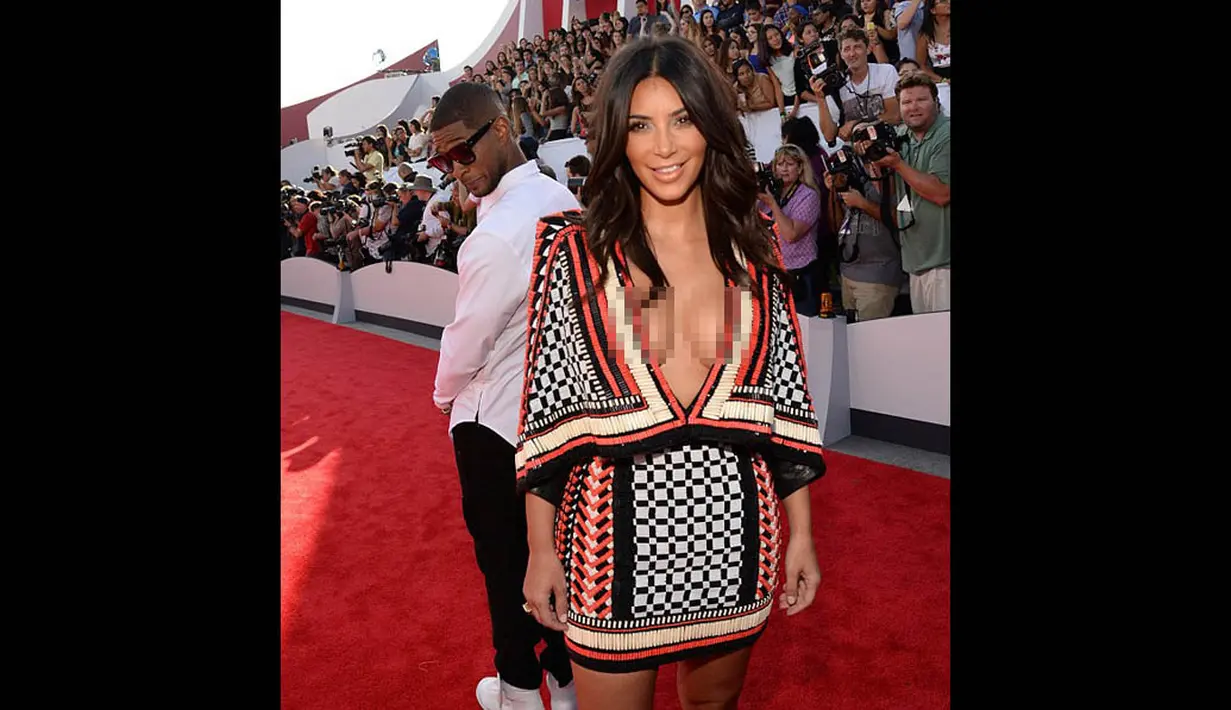 Pada 24 Agustus lalu, penyanyi Usher tertangkap basah oleh seorang fotografer saat tengah melirik bokong seksi Kim ketika melenggang di red carpet MTV Video Music Award di California. (Dailymail)