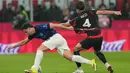 Hingga waktu turun minum tiba, skor tidak berubah, tetap 1-0 untuk keunggulan AC Milan. Tampak dalam foto, pemain Inter Milan, Carlos Augusto (kiri) dan Samuele Ricci dari AC Milan berebut bola saat pertandingan pekan ke-28 Serie A Italia 2025/2026, di Stadion San Siro, Minggu 8 Maret 2026 waktu setempat atau Senin (9/3/2026) dini hari WIB. (AP Photo/Antonio Calanni)