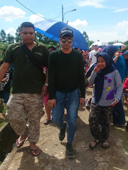 Sebelum ke makam Olga, Raffi lebih dulu mengunjungi makam Julia Perez. Sebelumnya, Raffi memang belum pernah melihat makam sahabatnya itu, dan kebetulan ia bertemu dengan orang tua Jupe. (Muhamad Altaf Jauhar/Bintang.com)