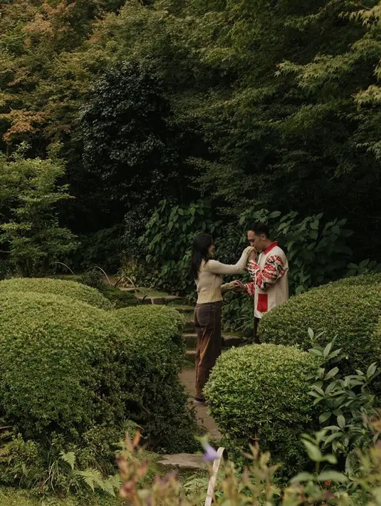 Mantan kekasih Kevin Aprilio tersebut mengungkapkan dirinya dan Ihsan sudah berpacaran selama lima tahun. Di momen tersebut, akhirnya mereka mengubah cinta menjadi janji selamanya. Elma pun tak ragu menjawab ya untuk petualangan seumur hidupnya itu. (Liputan6.com/IG/@elmaaa_e)