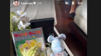 Luna Maya Beri Seserahan Balasan untuk Maxime Bouttier, Isinya Ada Komik Jadul sampai Mainan Beruang. (dok.Instagram @lunamaya/https://www.instagram.com/stories/lunamaya/3627682689101788858/Henry)