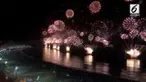 Ribuan orang berkumpul di Rio de Janeiro untuk merayakan tahun baru dengan kembang api di pantai Copacabana.