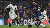 Bintang Barcelona, Lionel Messi, berusaha melewati kepungan pemain Chelsea pada laga Liga Champions di Stadion Camp Nou, Barcelona, Rabu (14/3/2018). Menang 3-0, Barcelona lolos dengan agregat 4-1 atas Chelsea. (AFP/Lluis Gene)