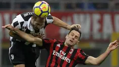 Pemain Juventus, Giorgio Chiellini menyundul bola dari pemain AC MIlan, Nikola Kalinic pada lanjutan Liga Italia di Stadion San Siro, Milan, Sabtu (28/10). Gonzalo Higuain memborong gol kemenangan saat Juventus mempermalukan Milan 2-0. (AP/Luca Bruno)