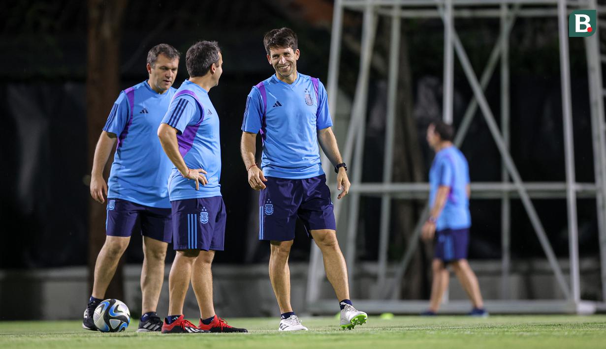 <p>Pelatih kepala Timnas Argentina U-17, Diego Placente saat memimpin latihan resmi jelang perebutan peringkat ketiga Piala Dunia U-17 2023 melawan Timnas Mali U-17 di Stadion Manahan, Solo, Jawa Tengah, Kamis (30/11/2023). (Bola.com/Bagaskara Lazuardi)</p>