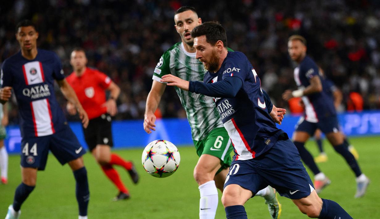 <p>Lionel Messi tampil mengagumkan saat Paris Saint-Germain pesta 7-2 ke gawang Maccabi Haifa pada matchday kelima Liga Champions 2022/2023, Rabu (26/10/2022) dini hari WIB. Ia berhasil mencetak 2 gol dan 2 assist pada laga tersebut. Selain itu, La Pulga juga mampu mencatatkan rekor baru dengan menjadi pemain tertua (35 tahun 123 hari) yang sukses mencetak brace gol dan assist. Messi juga tercatat sebagai satu-satunya pemain yang telah mencetak lebih dari 10 gol dan 10 assist di liga top Eropa 2022/2023. (AFP/Anne-Christine Poujoulat)</p>