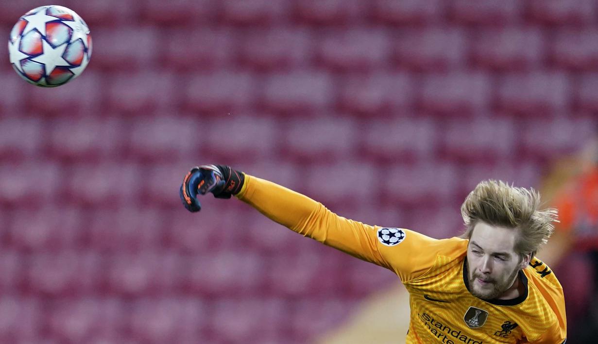 Kiper Liverpool, Caoimhin Kelleher, melempar bola saat melawan Ajax Amsterdam di Stadion Anfield, Rabu (2/12/2020). Kiper ketiga The Reds itu tampil memukau dan membawa Liverpool menang atas Ajax. (AP Photo/Jon Super, Pool)