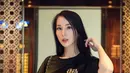 Gaya kasual Jill Gladys dengan kaos hitam serta celana senada ini juga bisa dijadikan sebagai inspirasi untuk hangout. Ia juga tampil dengan makeup flawless serta sling bag berwarna senada. (Liputan6.com/IG/@jill_gladys_)