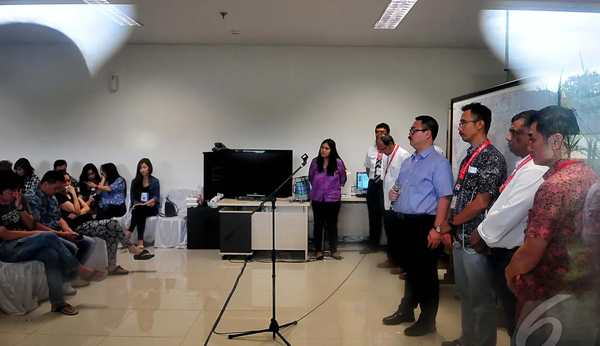 Pihak keluarga menanyakan pesawat AirAsia QZ8501 yang hilang kontak kepada CEO AirAsia Tony Fernandes di Surabaya, Senin (29/12/2014). (Liputan6.com/JohanTallo)