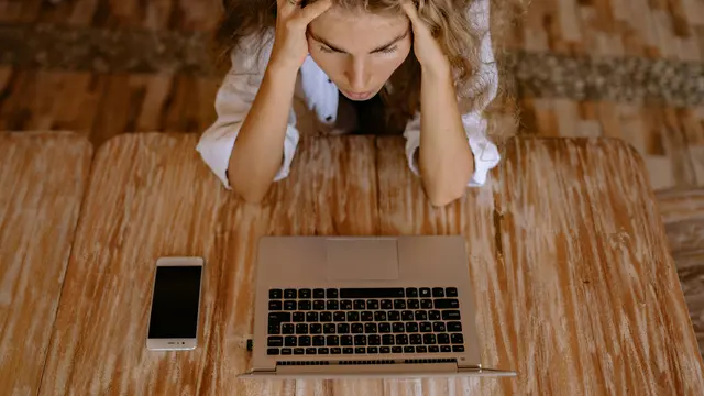 ilustrasi perempuan mengalami relationship anxiety