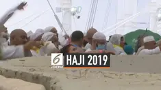 Prosesi lempar jumrah dilakukan hampir 2,5 juta muslim di Mina Arab Saudi. Lempar jumrah merupakan simbol melempar setan dengan melontarkan batu ke tiga tiang.