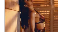 Gaun asimetris itu dikenakannya dalam video klip single perdana Cinta Laura setelah tujuh tahun berlalu tak bermusik. (dok. Instagram @claurakiehl/https://www.instagram.com/p/Bz4MiEKlUIa/Dinny Mutiah)