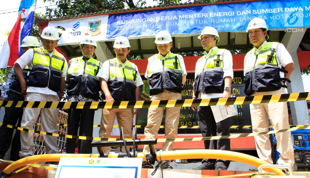 Menteri ESDM Ignasius Jonan dan Dirut PT PGN Jobi Triananda Hasjim saat melihat jaringan gas bumi rumah tangga di Kecamatan Prajurit Kulon, Mojokerto, Jawa Timur (13/8). PGN memperluas 5.000 sambungan jaringan gas di wilayah Mojokerto.(Liputan6.com/Pool)