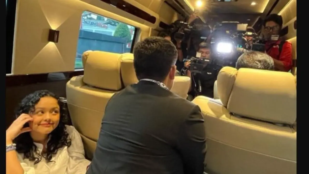 Anies Baswedan Dikerubungi Wartawan di Mobil, Reaksi Unik Mutiara Baswedan Tuai Perhatian