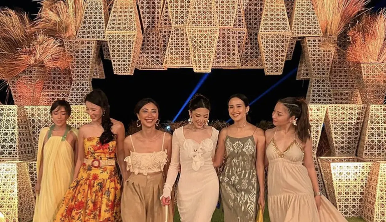 Ibu satu anak ini mengenakan dress ruffle panjang dengan atasan cukup terbuka. Dress tersebut berwarna earth tone. @likwidiana