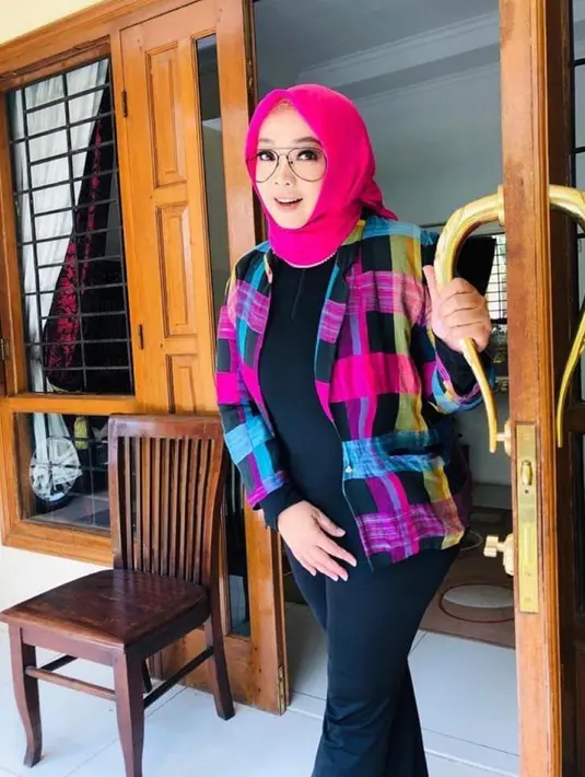 Sudah beberapa hari ditinggal Rina Gunawan, kini Teddy Syach dan kedua anaknya berusaha untuk selalu belajar ikhlas atas kepergian perempuan yang mereka cintai. Tujuannya, agar Rina bisa pergi dengan tenang dan tidak ada yang diberatkannya. (Instagram/rinagunawan74)