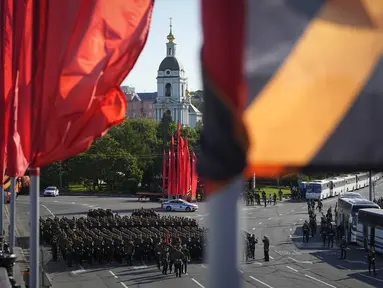 Tentara Rusia berbaris menuju Lapangan Merah (Red Square) untuk menghadiri gladi bersih parade militer Hari Kemenangan di Moskow, Rusia, Minggu (7/5/2023). (AP Photo)