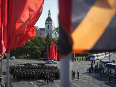 Tentara Rusia berbaris menuju Lapangan Merah (Red Square) untuk menghadiri gladi bersih parade militer Hari Kemenangan di Moskow, Rusia, Minggu (7/5/2023). (AP Photo)