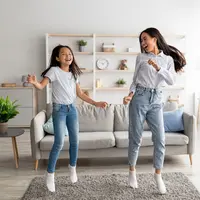 ilustrasi seorang ibu bermain bersama anaknya/copyright shutterstock&nbsp;Prostock-studio