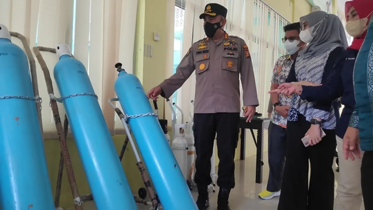 Kapolresta Pekanbaru Kombes Pria Budi saat megecek ketersediaan oksigen di fasilitas isolasi terpadu Covid-19 di Riau menghadapi lonjakan varian omicron.