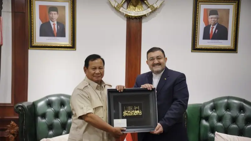 Menhan RI Prabowo Subianto dan Duta Besar Iran untuk RI Mohammad Boroujerdi di Kantor Kementerian Pertahanan RI, Jakarta, pada Jumat (8/3/2024).