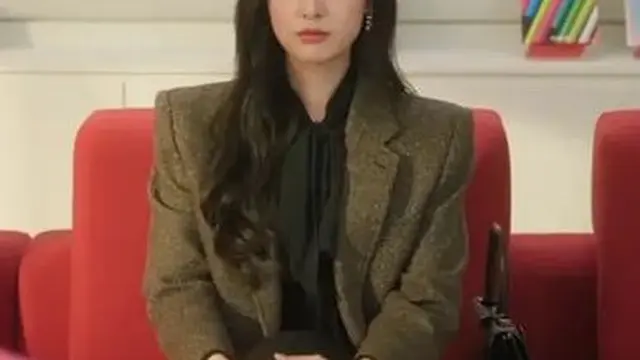 Inspirasi Outfit Ngantor ala Hong Hae in dari Drama Queen of Tears. [@kfashionsin]