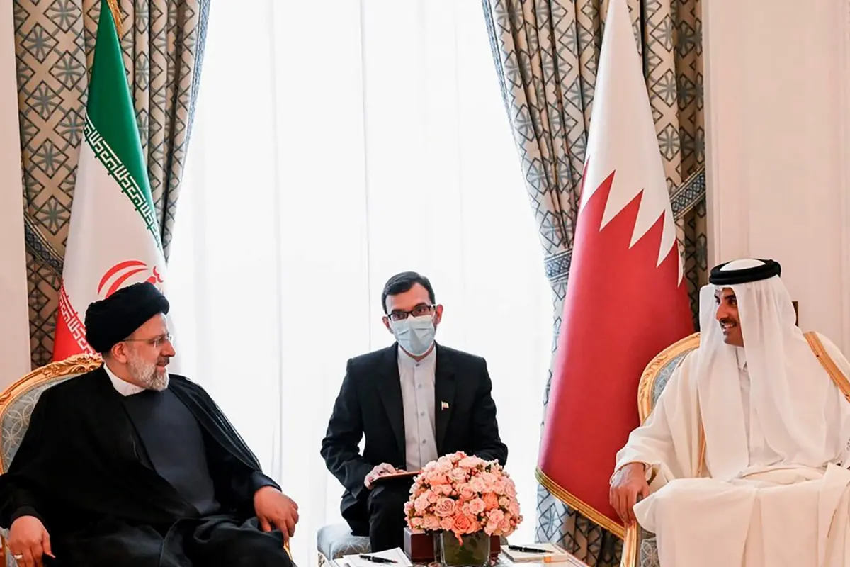 Presiden Iran Ebrahim Raisi (kiri) diterima oleh Emir Tamim bin Hamad Al Thani di Doha, Qatar, Senin (21/2). (AP)