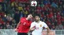 Striker Spanyol, Diego Costa, duel udara dengan bek Albania, Andi Lila. Dua gol penentu kemenangan Spanyol dicetak oleh Diego Costa dan Nolito. (Reuters/Antonio Bronic)