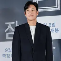 Beberapa waktu terakhir media Korea Selatan mengungkapkan adanya aktor berinisial 'L' yang terlibat kasus narkoba dan diamankan pihak kepolisian. Dalam unggahannya, disebutkan pula jika aktor tersebut terbilang populer dan berusia 40-an serta telah menikah dan debut pada 2001. (Liputan6.com/IG/@hoduent)