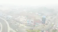 Suasana Pekanbaru di Jalan HR Soebrantas yang diselimuti kabut asap karhutla Riau. (Liputan6.com/Istimewa/M Syukur)