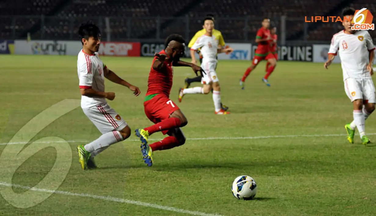 Boaz Salossa (nomor 7) mendapat tackling keras saat mencoba menerobos pertahanan Cina (Liputan6.com/Helmi Fithriansyah)
