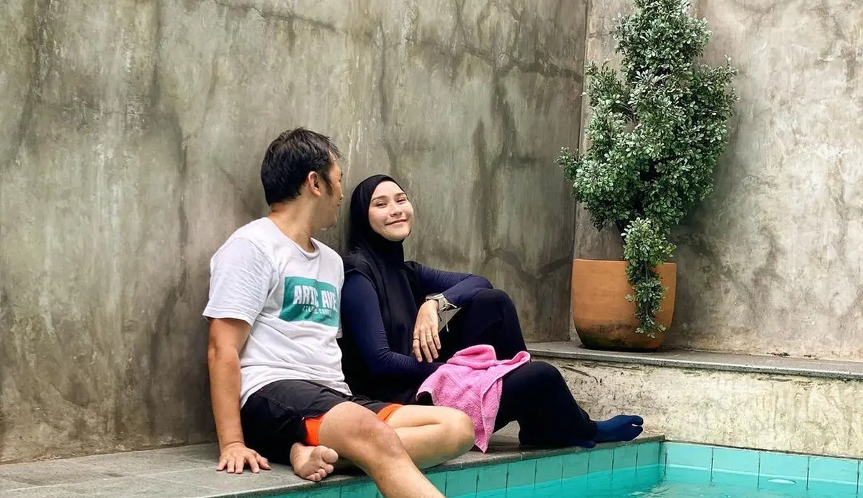 Selanjutnya Zaskia mengatakan bahwa saat ia membuat unggahan merupakan hari ke-11 setelah 10 hari tanpa gejala. Namun ia ingin lebih memastikan jadi Hanung kembali melakukan swab antigen. (Instagram/hanungbramantyo)