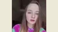 Sebuah video menakutkan menunjukkan penampakan hantu dengan hijab melayang di belakang seorang gadis muda.