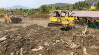 Sampah yang menyatu dengan pasir Pantai Cibutun Loji Kabupaten Sukabumi, dibersihkan menggunakan alat berat (Liputan6.com/Istimewa)