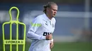 Striker Manchester City, Erling Haaland melakukan pemanasan dalam sesi latihan di City Football Academy, di Manchester, Inggris (5/9/2022). Manchester City akan bertanding melawan Sevilla pada Grup G Liga Champions di Estadio R. Sanchez Pizjuan. (AFP/Oli Scarff)