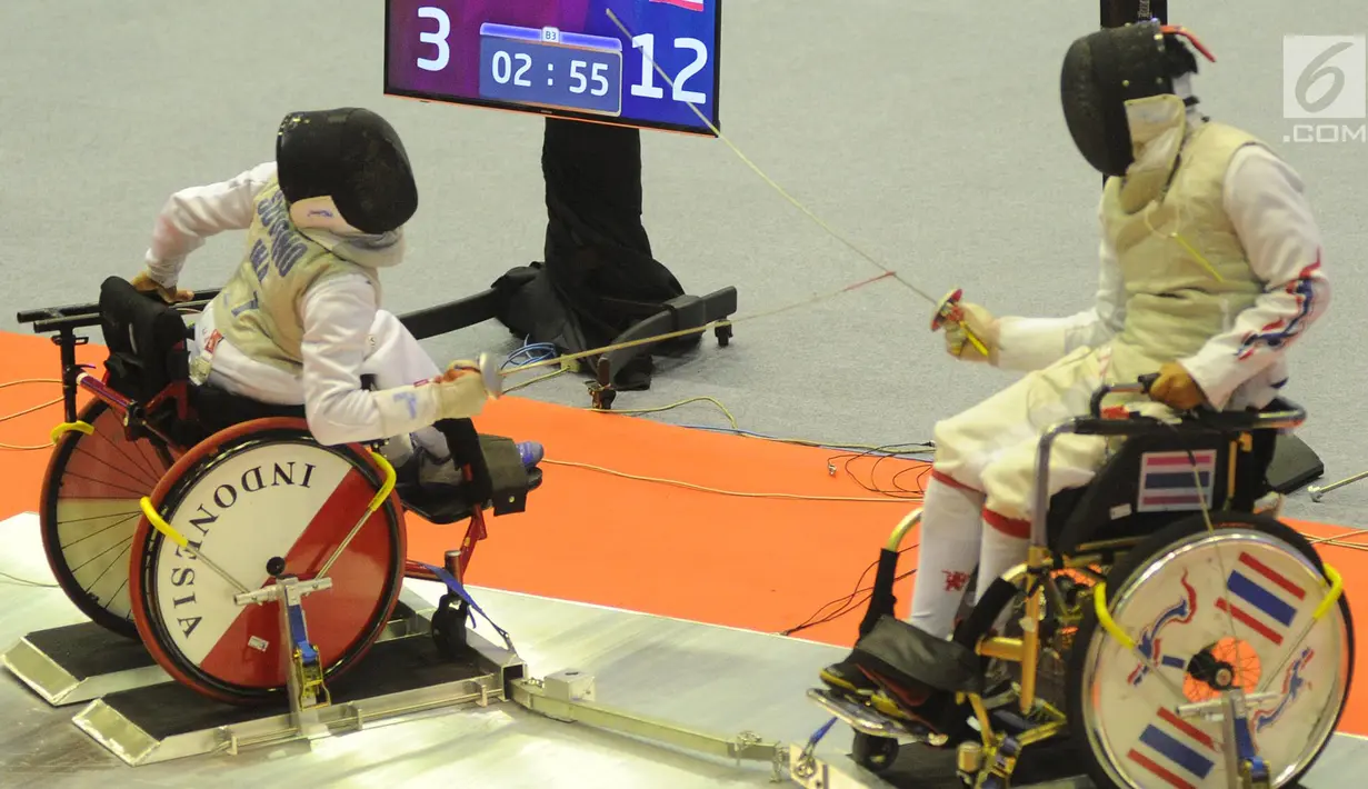 Atlet anggar kursi roda Indonesia, Suwono beradu jurus dengan Jirasinwanich (Thailand) pada babak perempat final Beregu Senior Putra Asian Para Games 2018 di Cibubur, Jakarta, Senin (8/10). Indonesia gagal melaju ke semifinal. (Merdeka.com/Arie Basuki)