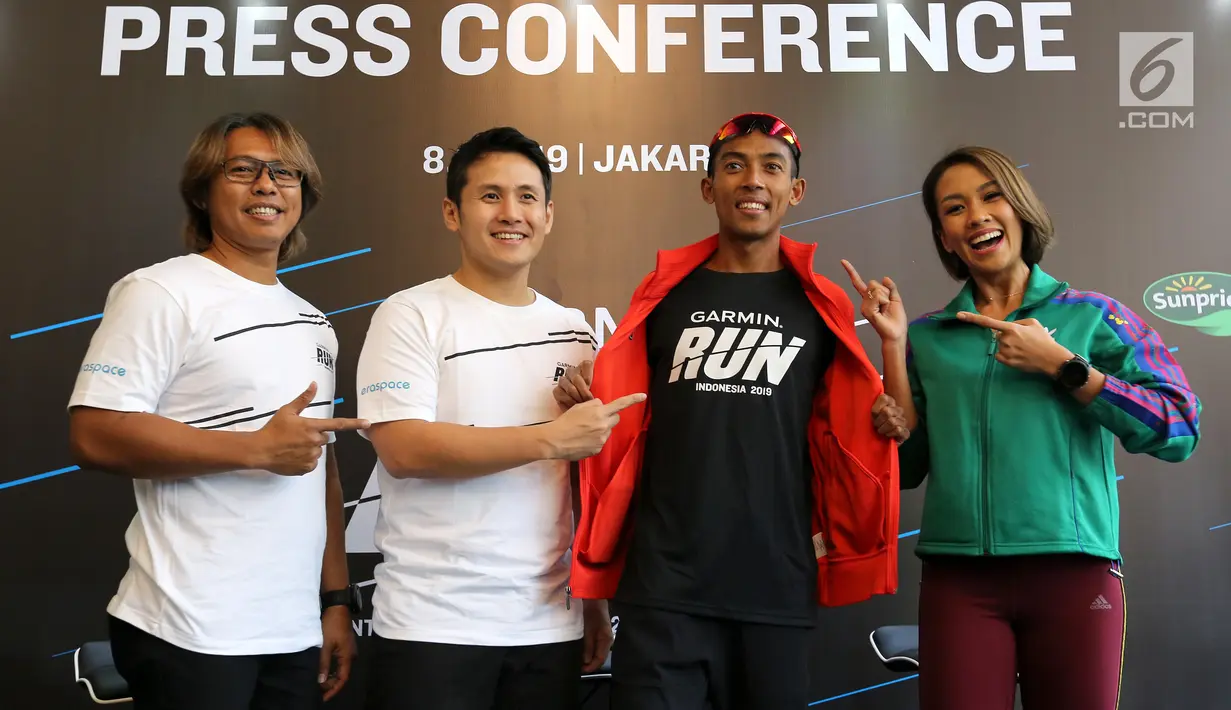 Race Director Garmin Run 2019 Dardityo Sansoto, Marketing Manager Garmin Indonesia Rian Krisna, Atlet Indonesia Agus Prayogo dan Sport Enthusiast Melanie Putria menunjukkan kaus lari pada konfrensi pers Garmin Run Indonesia 2019 di Jakarta, Kamis (8/8/2019). (Liputan6.com/Fery Pradolo)